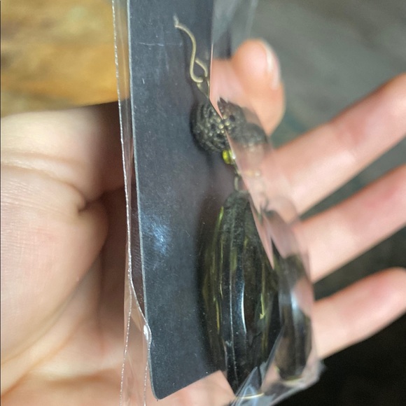 Vintage Elegant Green and Gold Dangle Earrings - Picture 4 of 6